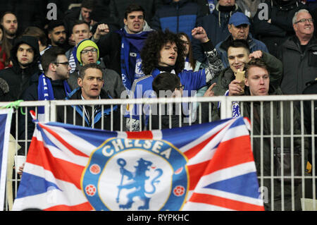 Chelsea è un fan sono visto reagire durante la seconda gamba della UEFA Europa League round di 16 partita di calcio tra Chelsea e Dinamo Kiev alla Olimpiyskiy Stadium di Kiev, in Ucraina. Foto Stock