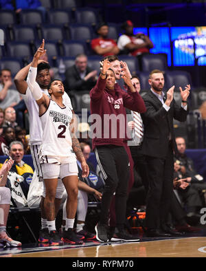 Marzo 14, 2019; la Mississippi State Bulldogs panchina reagire al colpo di Stato del Mississippi Bulldogs guard Robert Woodard (12) contro il Texas A&M Aggies durante un SEC campionato di serie gioco tra il Texas A&M Aggies vs Mississippi State Bulldogs alla Bridgestone Arena di Nashville, TN (obbligatorio Photo credit: Steve Roberts/Cal Sport Media) Foto Stock