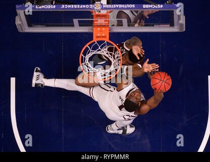 Marzo 14, 2019; la Mississippi State Bulldogs avanti Reggie Perry (1) germogli over Texas A&M Aggies avanti Josh Nebo (32). durante un SEC campionato di serie gioco tra il Texas A&M Aggies vs Mississippi State Bulldogs alla Bridgestone Arena di Nashville, TN (obbligatorio Photo credit: Steve Roberts/Cal Sport Media) Foto Stock