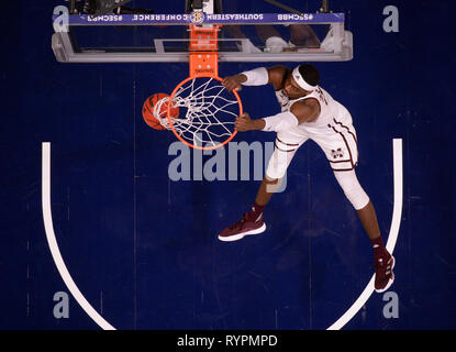 Marzo 14, 2019; la Mississippi State Bulldogs avanti Aric Holman (35) sbatte la palla contro il Texas A&M Aggies durante un SEC campionato di serie gioco tra il Texas A&M Aggies vs Mississippi State Bulldogs alla Bridgestone Arena di Nashville, TN (obbligatorio Photo credit: Steve Roberts/Cal Sport Media) Foto Stock