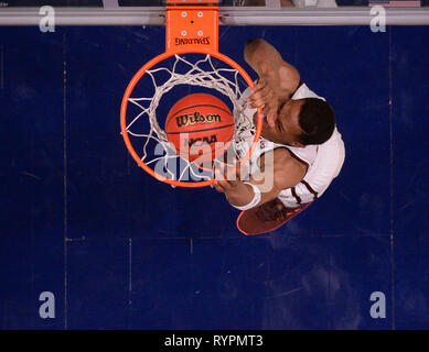 Marzo 14, 2019; la Mississippi State Bulldogs avanti Reggie Perry (1) sbatte la palla contro il Texas A&M Aggies durante un SEC campionato di serie gioco tra il Texas A&M Aggies vs Mississippi State Bulldogs alla Bridgestone Arena di Nashville, TN (obbligatorio Photo credit: Steve Roberts/Cal Sport Media) Foto Stock