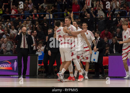 Milano, Italia. Xiv Mar, 2019. Mike James, #2 ,Amedeo Della Valle, #00, e Nemanja Nedovic #16 di AX Armani Exchange Olimpia Milano durante il 2018/2019 Turkish Airlines Eurolega Regular Season Round 26 gioco tra AX Armani Exchange Olimpia Milano e Olympiakos Pireo al Mediolanum Forum di Milano. Punteggio finale: Olimpia Milano 66 - 57 Olympiakos Pireo Credito: Stefanos Kyriazis/Alamy Live News Foto Stock