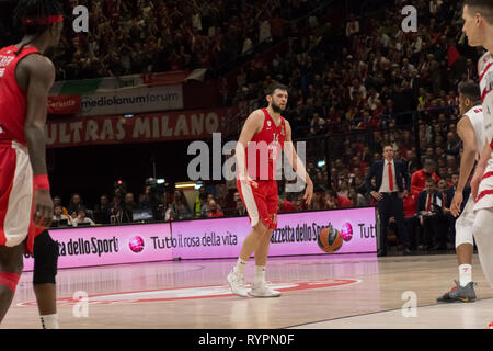 Milano, Italia. Xiv Mar, 2019. Kostas Papanikolau, #16 di Olympiakos Pireo durante il 2018/2019 Turkish Airlines Eurolega Regular Season Round 26 gioco tra AX Armani Exchange Olimpia Milano e Olympiakos Pireo al Mediolanum Forum di Milano. Punteggio finale: Olimpia Milano 66 - 57 Olympiakos Pireo Credito: Stefanos Kyriazis/Alamy Live News Foto Stock