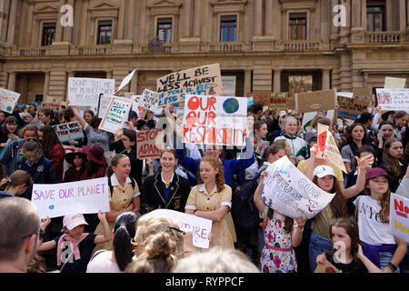 Melbourne, Australia. Il 15 marzo, 2019. Migliaia di studenti in Melbourne prendere parte nella scuola sciopero per protestare contro il clima oggi come parte di una nazionale e movimento globale da parte degli studenti per una maggiore urgenza da politici e nella lotta contro il cambiamento climatico che essi considerano come la più grande minaccia per il loro futuro. Credito: Steven Sklifas/Alamy Live News Foto Stock