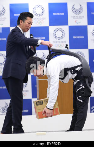Un potere assistere Suit sviluppato da Panasonic è dimostrato come parte della Tokyo 2020 Progetto Robot su Marzo 15, 2019 a Tokyo, Giappone. La Tokyo 2020 Robot progetto mira a rendere i giochi più innovativi mai. Credito: Yutaka AFLO/sport/Alamy Live News Foto Stock