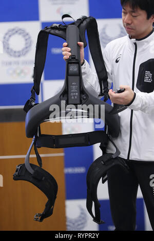 Un potere assistere Suit sviluppato da Panasonic è dimostrato come parte della Tokyo 2020 Progetto Robot su Marzo 15, 2019 a Tokyo, Giappone. La Tokyo 2020 Robot progetto mira a rendere i giochi più innovativi mai. Credito: Yutaka AFLO/sport/Alamy Live News Foto Stock
