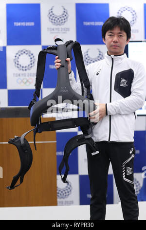 Un potere assistere Suit sviluppato da Panasonic è dimostrato come parte della Tokyo 2020 Progetto Robot su Marzo 15, 2019 a Tokyo, Giappone. La Tokyo 2020 Robot progetto mira a rendere i giochi più innovativi mai. Credito: Yutaka AFLO/sport/Alamy Live News Foto Stock