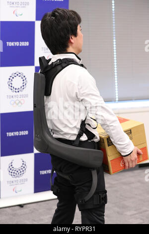 Un potere assistere Suit sviluppato da Panasonic è dimostrato come parte della Tokyo 2020 Progetto Robot su Marzo 15, 2019 a Tokyo, Giappone. La Tokyo 2020 Robot progetto mira a rendere i giochi più innovativi mai. Credito: Yutaka AFLO/sport/Alamy Live News Foto Stock