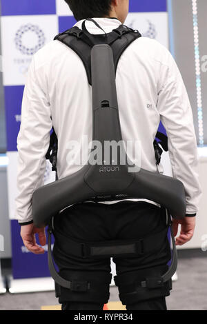 Un potere assistere Suit sviluppato da Panasonic è dimostrato come parte della Tokyo 2020 Progetto Robot su Marzo 15, 2019 a Tokyo, Giappone. La Tokyo 2020 Robot progetto mira a rendere i giochi più innovativi mai. Credito: Yutaka AFLO/sport/Alamy Live News Foto Stock