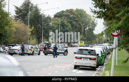 Christchurch, Nuova Zelanda. Xv Mar, 2019. Forze di polizia sono visto su una strada a Christchurch, Nuova Zelanda, Marzo 15, 2019. Almeno 40 persone sono state uccise in massa di tiri in due moschee della Nuova Zelanda Christchurch in Nuova Zelanda il Primo Ministro Jacinda Ardern detto venerdì. Credito: Zhu Qiping/Xinhua/Alamy Live News Foto Stock