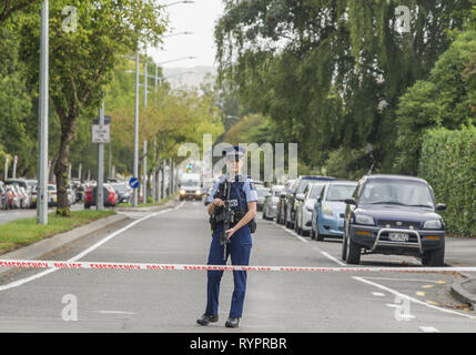 Christchurch, Canterbury, Nuova Zelanda. Xv Mar, 2019. Polizia armata sigillare street a Masjid Al Noor moschea, una delle due moschee dove uomini armati hanno attaccato e più di quaranta persone sono morti e feriti. Quattro persone sono state arrestate e diverse bombe sono state trovate dopo i tiri. Credito: PJ Heller/ZUMA filo/Alamy Live News Foto Stock