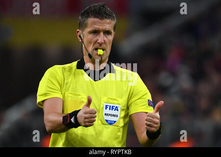 Monaco di Baviera, Deutschland. 13 Mar, 2019. arbitro Daniele Orsato (ITA), immagine singola, singolo motivo, mezza figura, mezza figura. FC Bayern Monaco di Baviera (M) - Liverpool (LIV) 1-3, calcio Champions League, Round di 16, su 13/03/2019. ALLIANZAREN A. DFL REGOLAMENTO VIETA QUALSIASI USO DI FOTOGRAFIE come sequenze di immagini e/o quasi video. | Utilizzo di credito in tutto il mondo: dpa/Alamy Live News Foto Stock