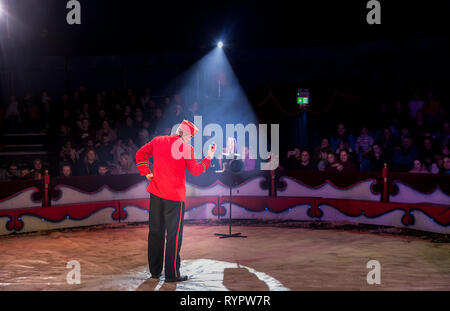 Carrigaline, Cork, Irlanda. Il 14 marzo 2019. Clown Marc Dorffner da Berlino del Circus Gerbola nell'esecuzione in big top a Carrigaline, Co. Cork, Irlanda. Credito: David Creedon/Alamy Live News Foto Stock