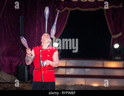 Carrigaline, Cork, Irlanda. Il 14 marzo 2019. Giocoliere Marc Dorffner da Berlino del Circus Gerbola nell'esecuzione in big top a Carrigaline, Co. Cork, Irlanda. Credito: David Creedon/Alamy Live News Foto Stock