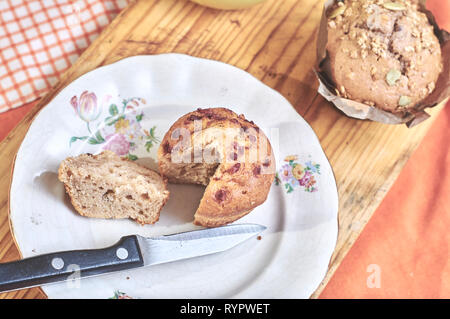 Grani cannella e apple muffin con semi Foto Stock