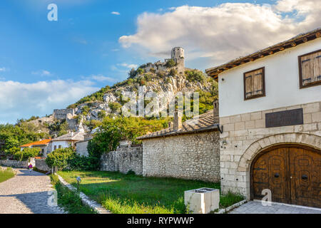 L'antica Kula, una fortezza medievale e la torre del borgo murato di Pocitelj in Bosnia ed Erzegovina Foto Stock
