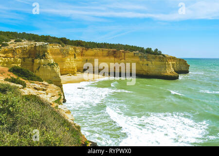 Scogliere in a Benagil, villaggio portoghese di Algarve Foto Stock