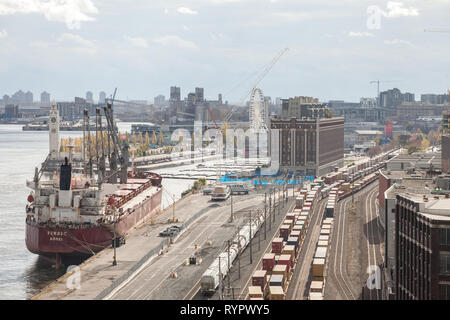 MONTREAL, Canada - 8 Novembre 2018: Railyard con contenitore treni e carri e una nave da carico in piedi nel porto industriale di Montreal nel Quebec, Foto Stock