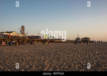 Sundown alla fine del sentiero per il percorso 66: La Santa Monica Pier a Santa Monica, California. Foto Stock