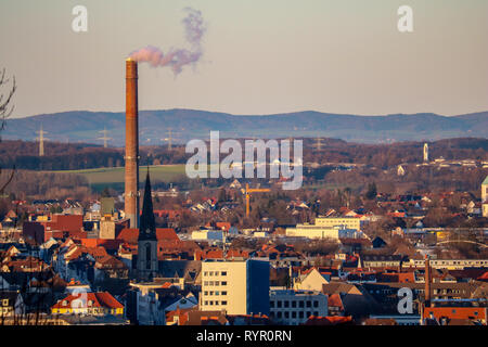 Panorama di Bielefeld, Germania con un camino per fumatori Foto Stock