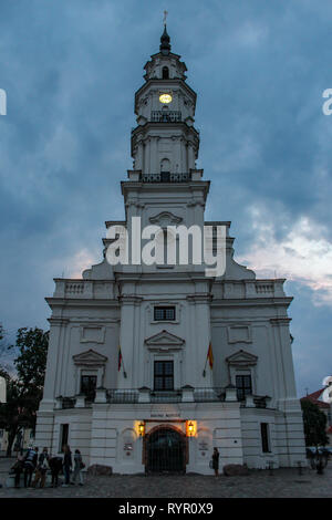 Il Municipio di Kaunas, Lituania con nubi minacciose Foto Stock