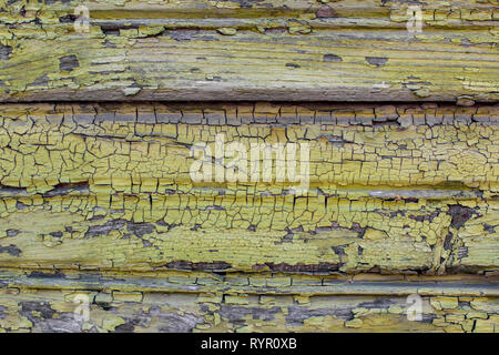 Vecchio weathered giallo travi in legno con vernice di pelatura Foto Stock