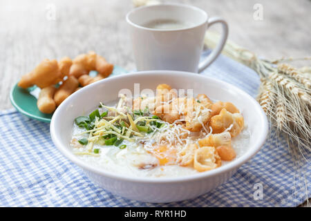Breakfase pasto. Congee o riso porridge di carne macinata di maiale, uovo sodo con latte di soia e il cinese fritte doppio bastone di pasta Foto Stock