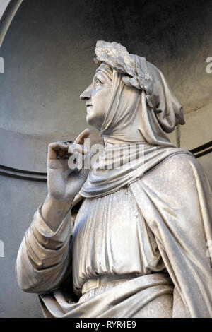 Francesco Petrarca nelle nicchie del colonnato degli Uffizi a Firenze Foto Stock