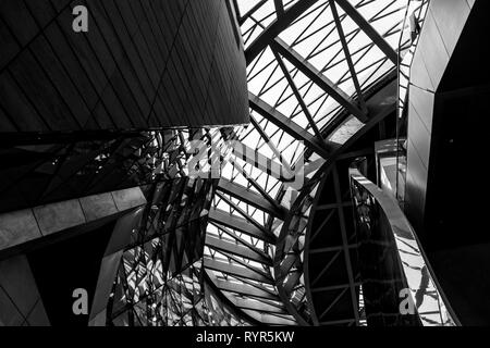 Architettura futuristica interno con grazioso curve in monocromatico MOCAPE museum di Shenzhen, Cina Foto Stock