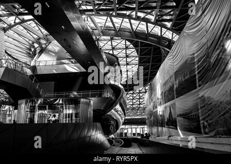 Architettura futuristica interno con grazioso curve in monocromatico MOCAPE museum di Shenzhen, Cina Foto Stock