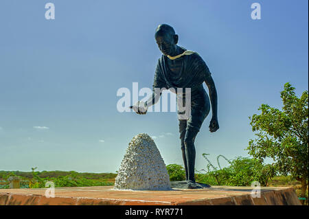 25-05-2011-Statua del Mahatma Gandhi a Dandi Beach, vicino Navsari, India, segna il luogo dove egli per primo ha rotto la legge di sale nel 1930 gujarat india come Foto Stock