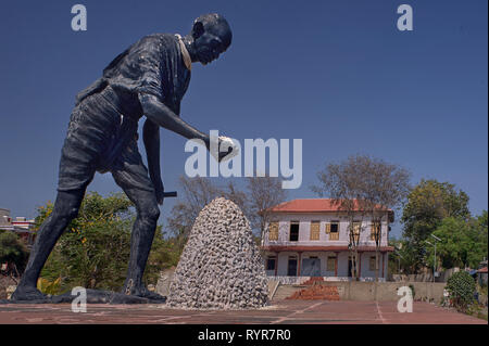 25-05-2011-Statua del Mahatma Gandhi a Dandi Beach, vicino Navsari, India, segna il luogo dove egli per primo ha rotto la legge di sale nel 1930 gujarat india come Foto Stock