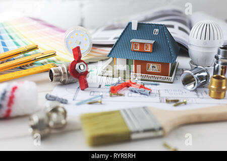 Costruzione casa e concetto di riparazione - costruzione e progettazione oggetti sul piano di alloggiamento Foto Stock