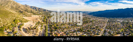 A nord di Hollywood Burbank Glendale Pasadena antenna in Los Angeles autostrada cittadina di montagna Case, California Foto Stock