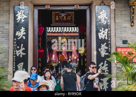 Hoi An, Vietnam - 23 Ottobre 2018: un gruppo di turisti asiatici presso l'entrata di Quang Trieu (Cantonese) Assembly Hall. Foto Stock