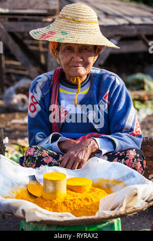 Una vecchia signora vende lo zafferano in un mercato a Kalaw, Myanmar Foto Stock