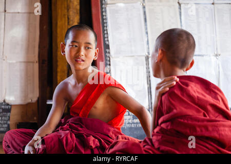 Partecipante i monaci buddisti studiano a Shwe Yan Pyay monastero vicino Lago Inle, Myanmar Foto Stock