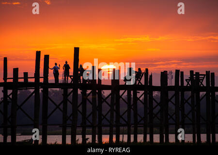 U Bein Bridge, Mandalay Myanmar presso sunrise Foto Stock