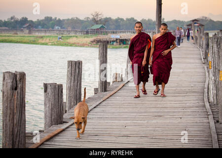 I monaci buddisti a piedi attraverso U Bein ponte in prossimità di Amarapura in Myanmar Foto Stock