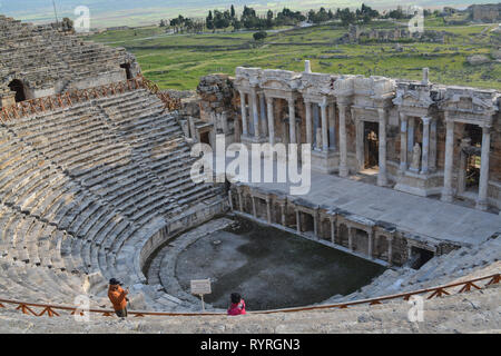 Rovine del amphi teatro all'antica città di Hierapolis in Pamukkale, Turchia. Foto Stock