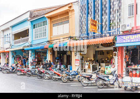 Phuket, Tailandia - 11 Aprile 2017: moto parcheggiate al di fuori di negozi sulla strada Thalang. Questa è una delle principali strade della città vecchia. Foto Stock