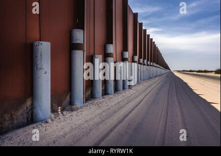 Noi recinzione di confine, Yuma Arizona, Aprile 2018 Foto Stock