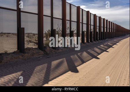 Noi recinzione di confine, Yuma Arizona, Aprile 2018 Foto Stock
