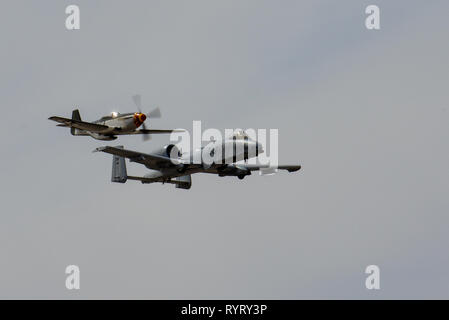 A-10C Thunderbolt II team di dimostrazione e un P Mustang eseguire un patrimonio dimostrazione di volo durante lo Yuma Air Show al Marine Corps Air Station Yuma, Ariz., 9 marzo 2019. Il volo del patrimonio ha debuttato il nuovissimo profilo di volo durante la mostra. (U.S. Air Force photo by Staff Sgt. Betty R. Chevalier) Foto Stock