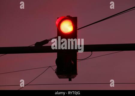 Semaforo rosso mostra al crepuscolo, Germania Foto Stock