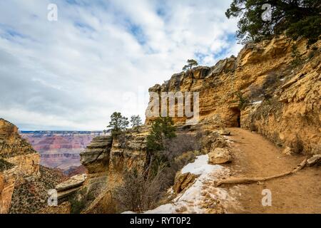 Sentiero escursionistico verso il basso nel Grand Canyon, Bright Angel Trail, South Rim, il Parco Nazionale del Grand Canyon, Arizona, Stati Uniti d'America Foto Stock