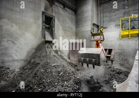 Braccio di pinza, gru trasporta i rifiuti in un impianto di incenerimento dei rifiuti, TREA Breisgau, Eschbach, Baden-Württemberg, Germania Foto Stock