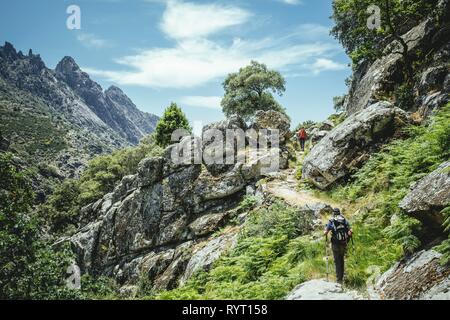 Gli escursionisti nel paesaggio roccioso, Sierra de Gredos, Estremadura e Castiglia e Leon, Spagna Foto Stock