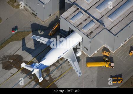 Airbus Beluga, caricamento in hangar, aeroporto di Amburgo, Germania Foto Stock