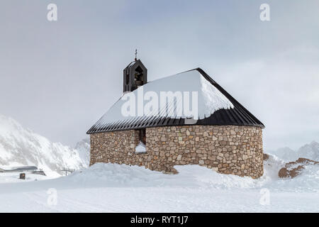 Chiesa di Maria Heimsuchung al vertice della montagna Zugspitze in inverno Foto Stock